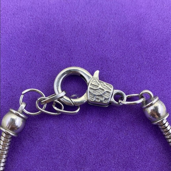 ๐ Elegant Union Jack Heart Charm Bracelet in Blue and Silver - Picture 3 of 4